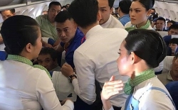 Cách sơ cứu sai của bác sỹ cho tay vào miệng bệnh nhân lên cơn co giật trên máy bay