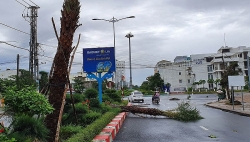 Sóng biển ập lên đường phố, đánh sập kè tại Phú Yên