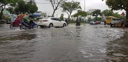 Nhiều tuyến phố Đà Nẵng bị "nhấn chìm" do mưa lớn, người dân đi lại khó khăn