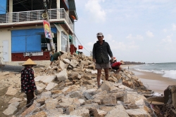 Người dân Bình Định “hối hả” xúc cát biển, chằng mái nhà trước cơn bão số 6