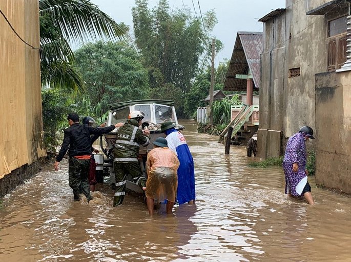 300 ho dan di doi khan cap nguy co vo dap thuy loi sau con bao so 6