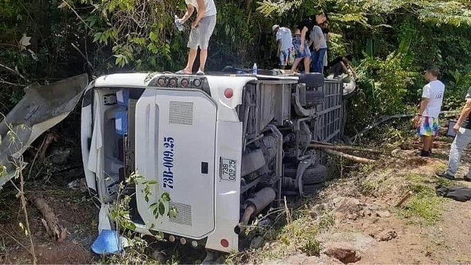 quang binh lat xe du lich khien 9 nguoi tu vong