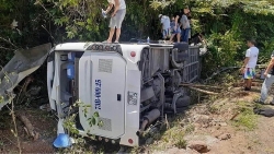 Quảng Bình: Lật xe du lịch khiến 9 người tử vong