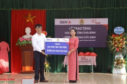 Trao tặng 500 cặp phao cho học sinh tỉnh Thái Bình