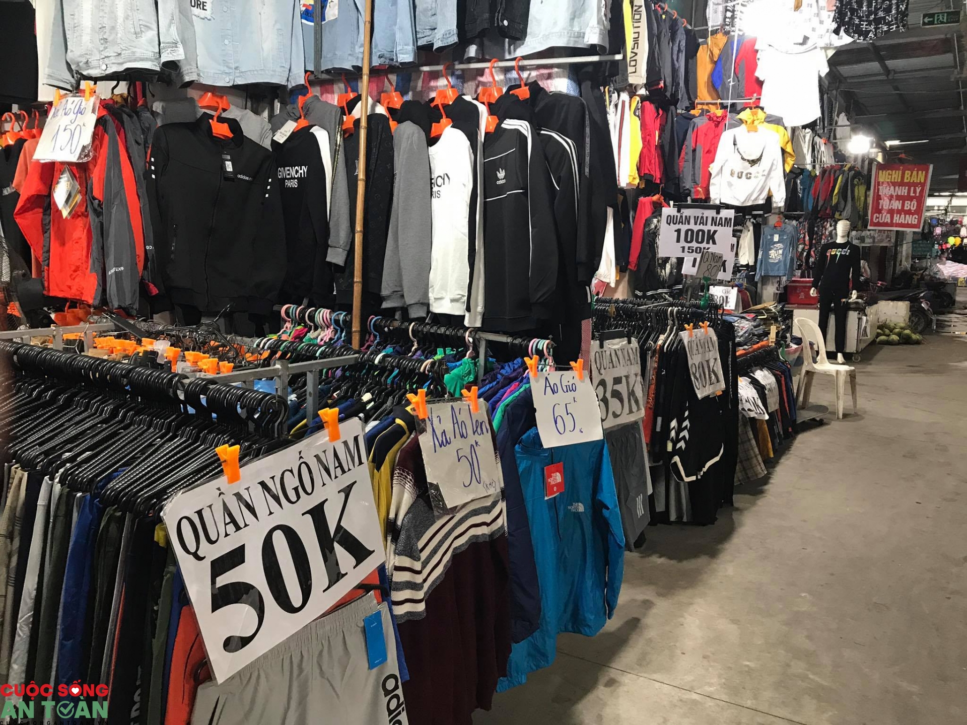 Shopping thỏa thích với mức giá "có một không hai" tại chợ Mun