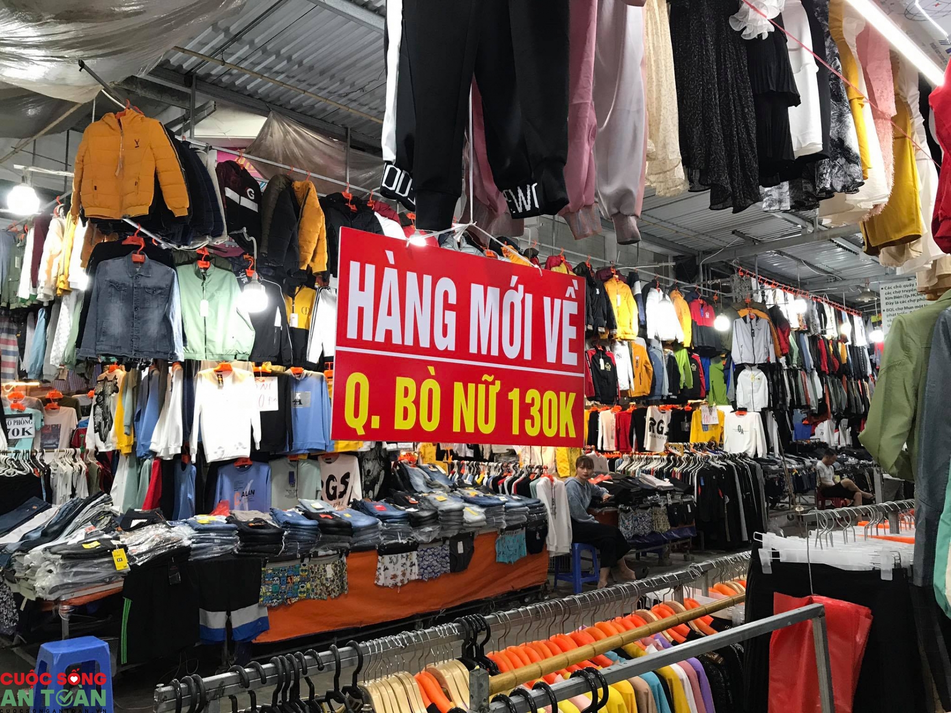 Shopping thỏa thích với mức giá "có một không hai" tại chợ Mun