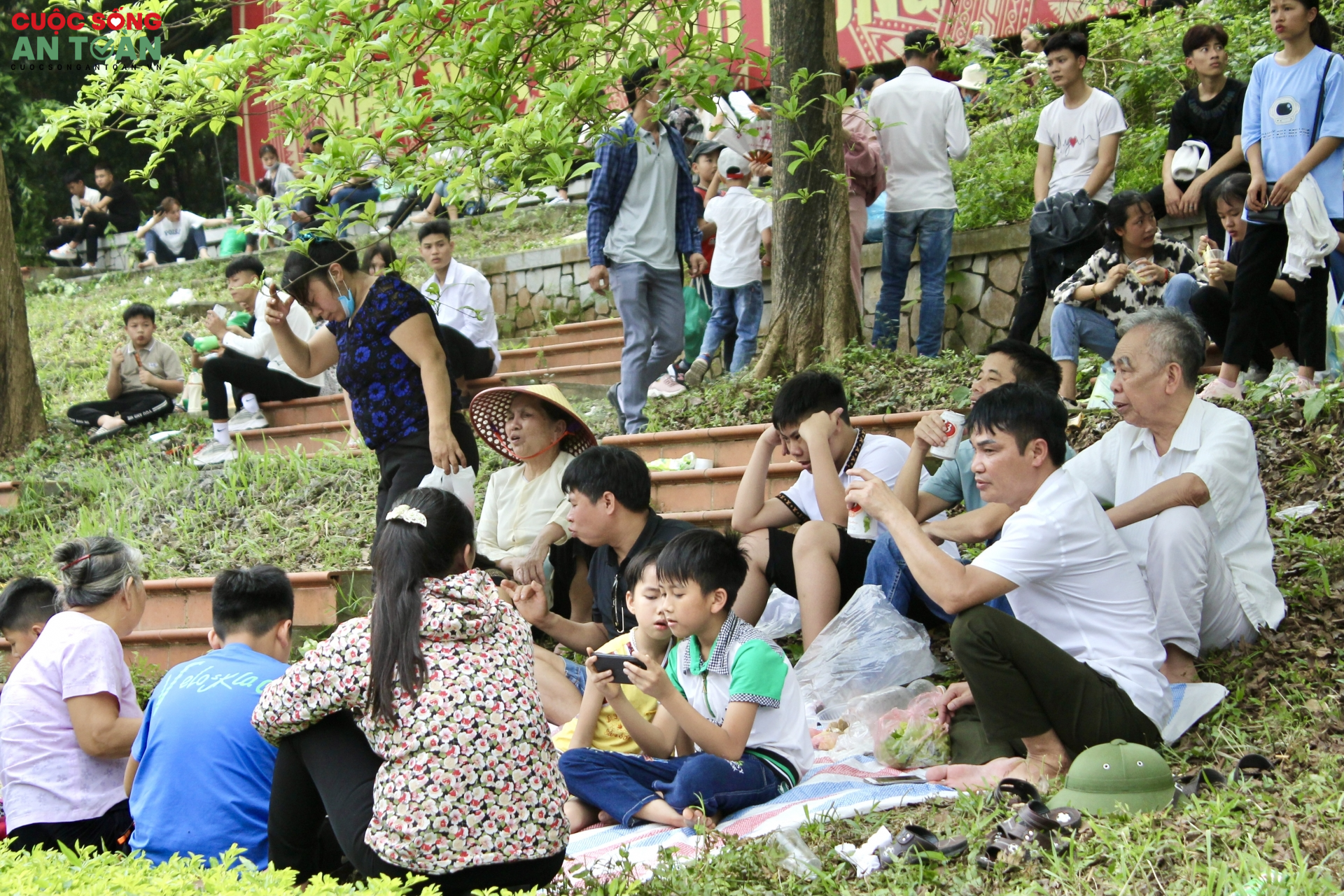 Nhiều công nhân lao động đi lễ đền Hùng 'cầu may'