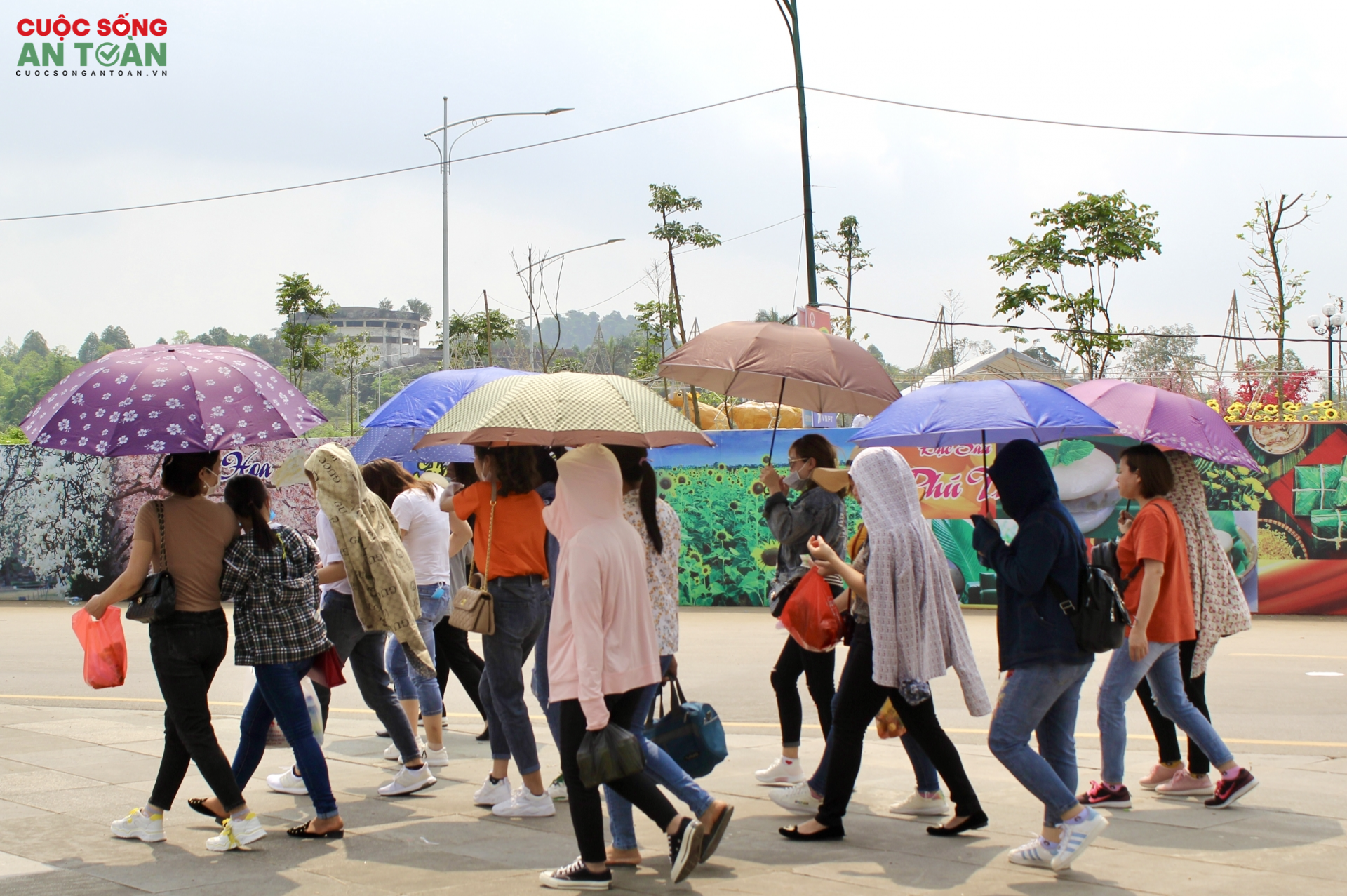 Nhiều công nhân lao động đi lễ đền Hùng 'cầu may'