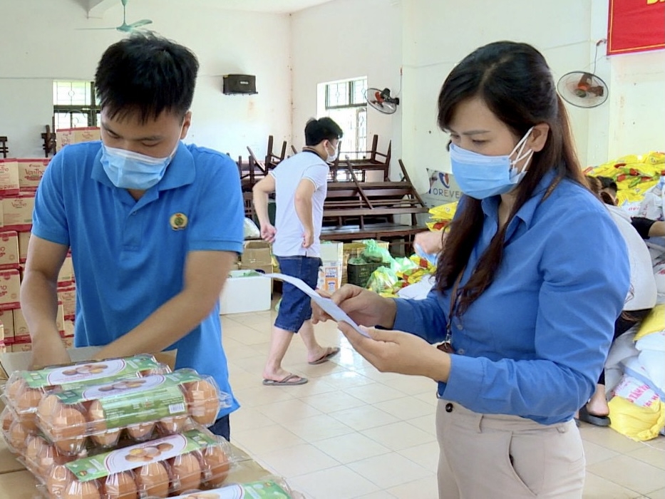 Nữ cán bộ công đoàn trong tâm dịch Bắc Ninh