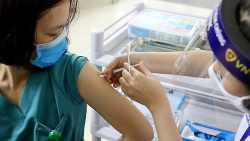 Tiêm vắc xin COVID-19 có bị sốt không?
