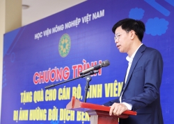 Công đoàn Học viện Nông nghiệp Việt Nam: Tặng quà cán bộ, sinh viên khó khăn