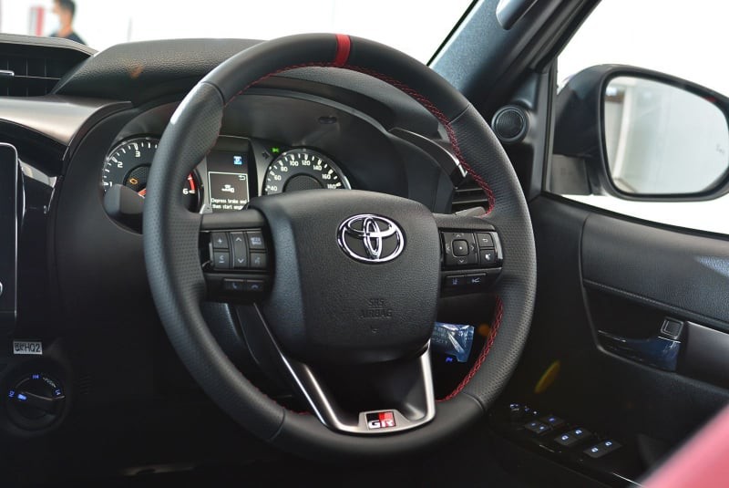 Toyota Hilux GR Sport giá từ 615 triệu đồng tại Thái Lan