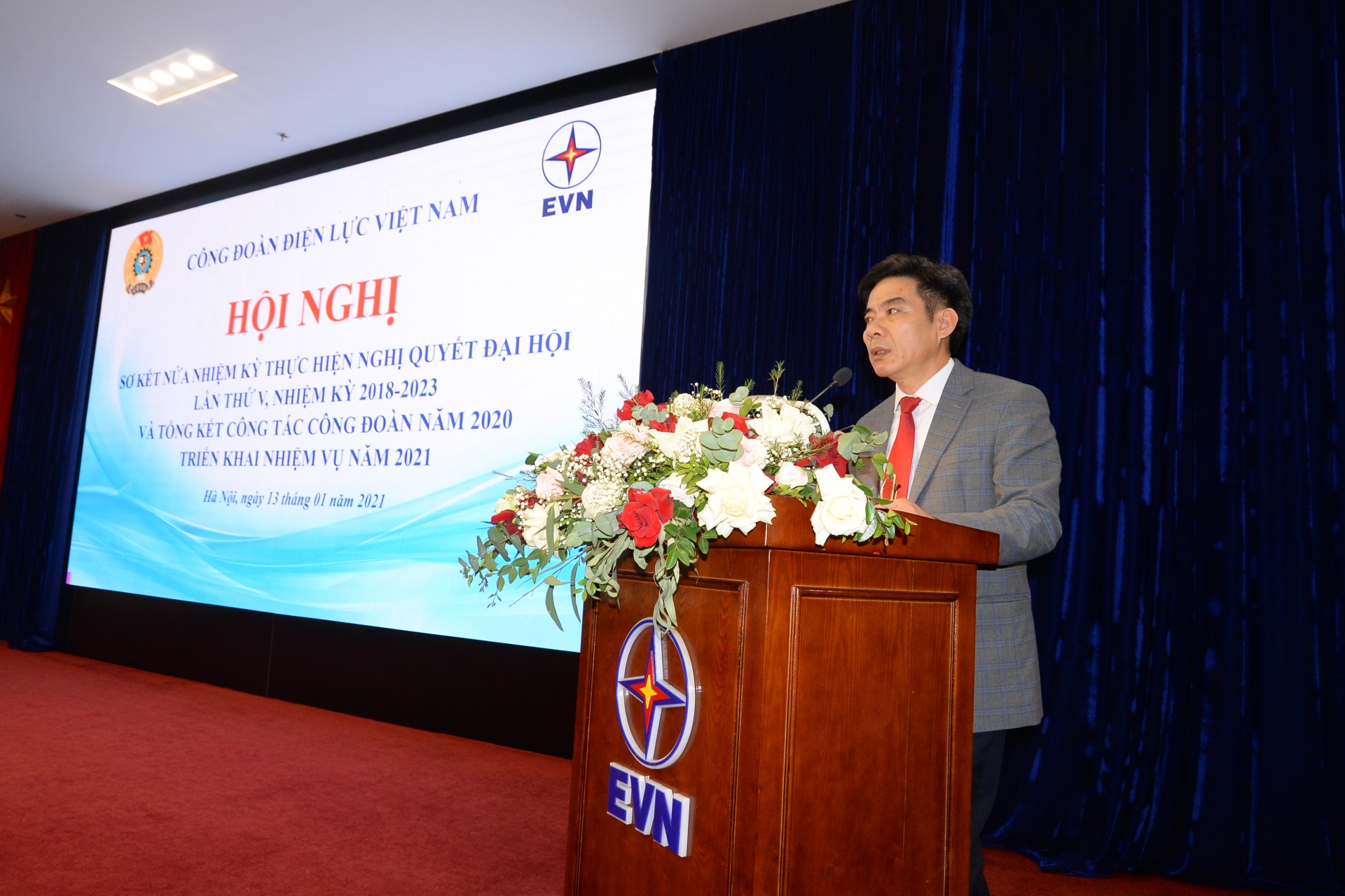 Công đoàn Điện lực Việt Nam đón nhận Cờ thi đua Chính phủ