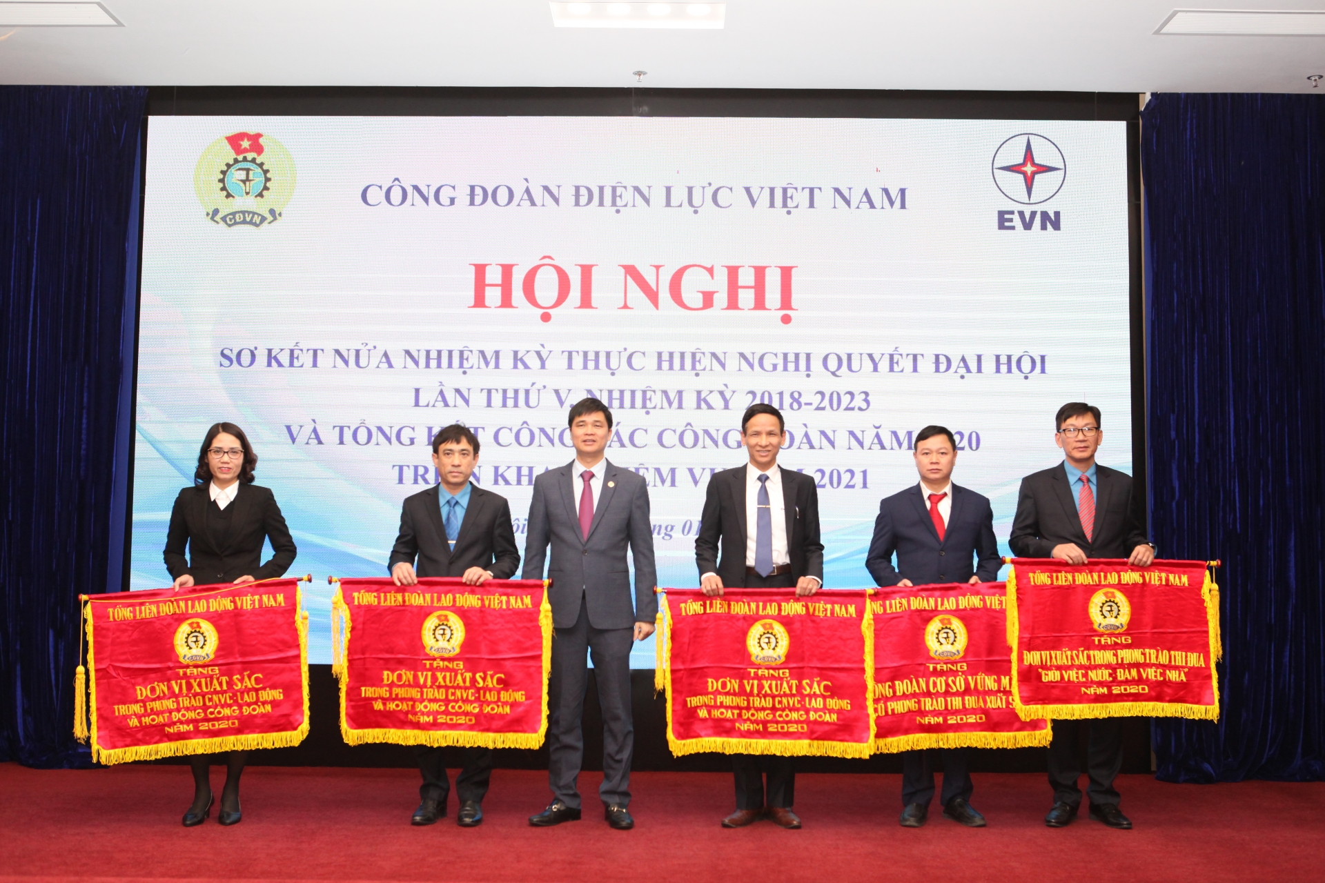 Công đoàn Điện lực Việt Nam đón nhận Cờ thi đua Chính phủ
