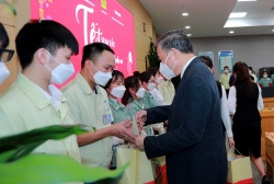 Đại tướng Tô Lâm tặng quà công nhân, lao động Samsung Việt Nam Thái Nguyên