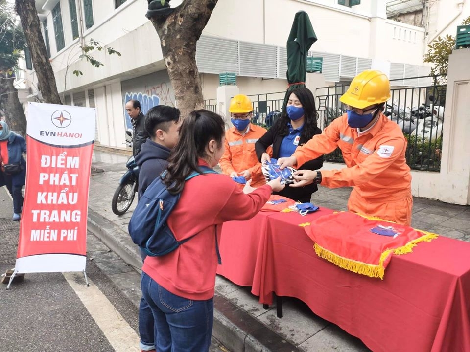 Tổng Công ty Điện lực TP Hà Nội: Phát khẩu trang phòng ngừa virus corona cho NLĐ