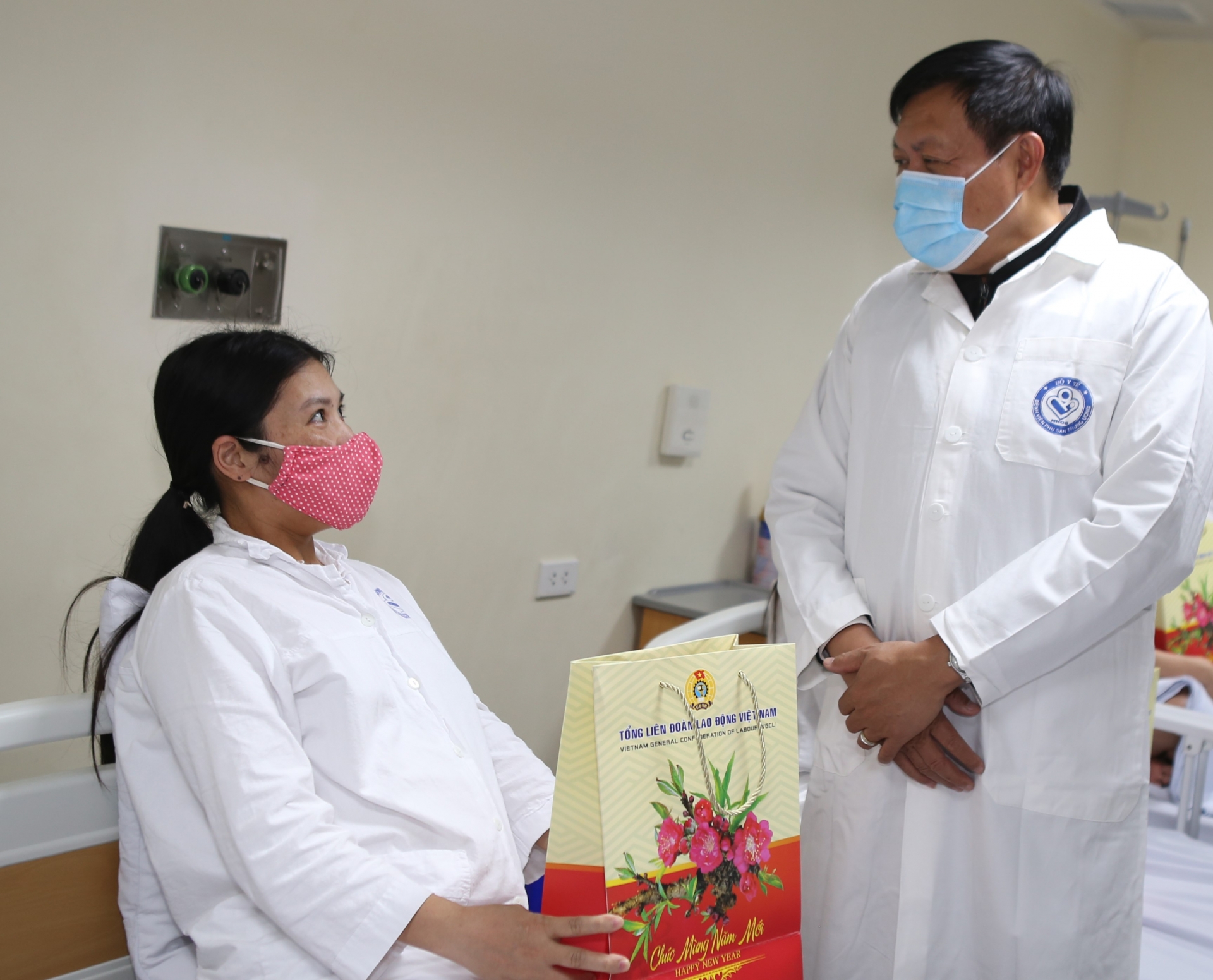 Động viên cán bộ, nhân viên y tế nhân kỷ niệm Ngày Thầy thuốc Việt Nam