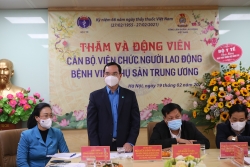 Động viên cán bộ, nhân viên y tế nhân kỷ niệm Ngày Thầy thuốc Việt Nam