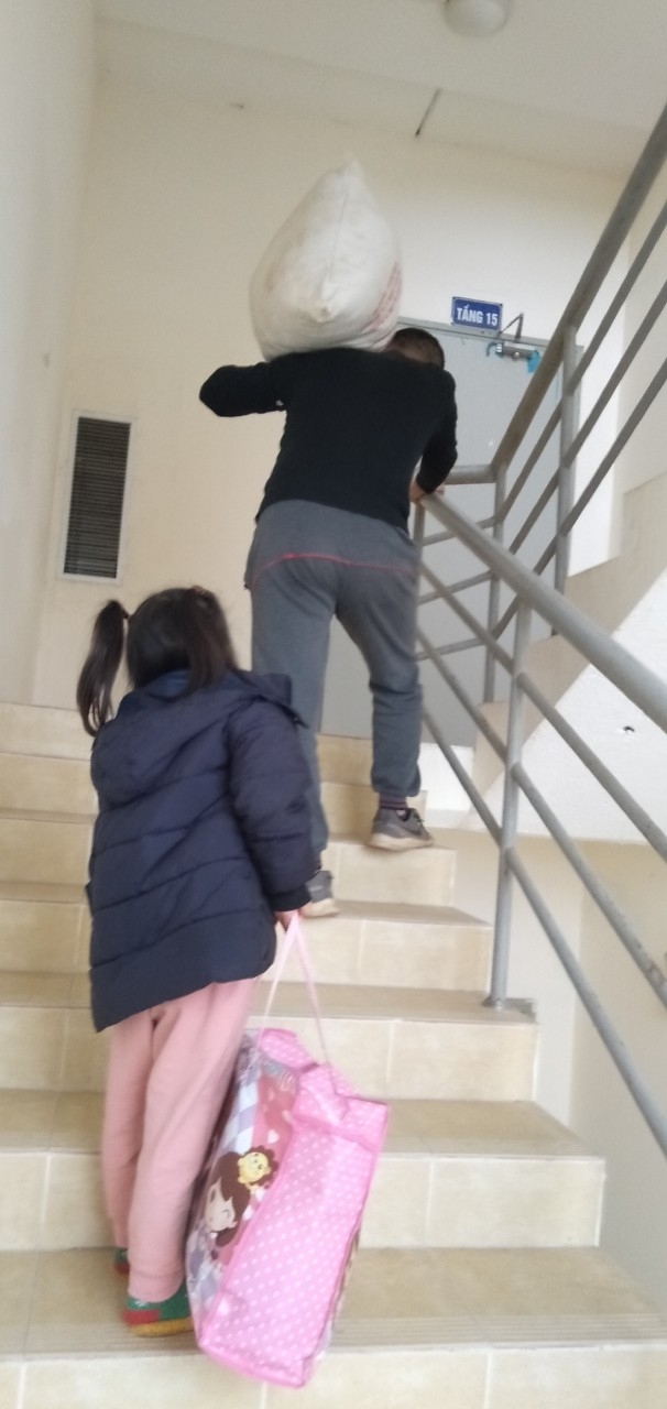 Công nhân vác bao gạo 15kg, dắt con nhỏ leo 15 tầng cầu thang bộ vì … thang máy hỏng