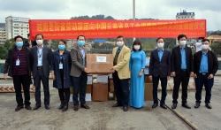 Trao tặng vật tư y tế phòng chống Covid-19 cho Tổng Công hội Vân Nam