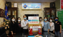 Công ty CP Bóng đèn Phích nước Rạng Đông tặng 2.040 phích nước cho y bác sỹ, bệnh nhân