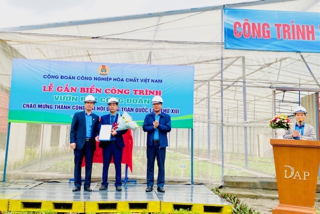 Công đoàn Công nghiệp Hóa chất Việt Nam: Gắn biển công trình "Vườn rau Công đoàn"