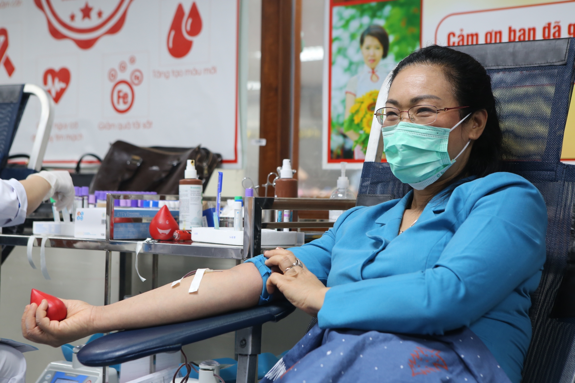 Đoàn viên ngành Y tế vừa phục vụ, vừa dành giọt máu đào cho người bệnh