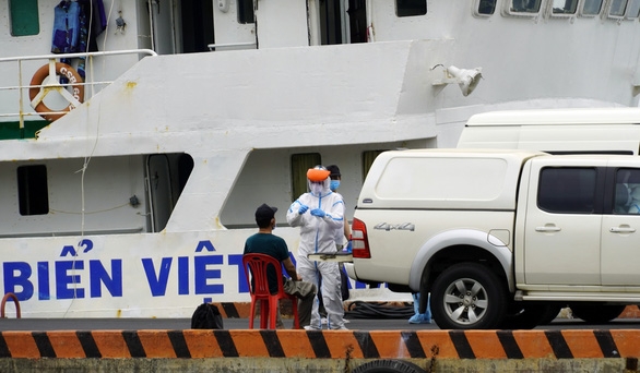 Cán bộ y tế tỉnh Bà Rịa - Vũng Tàu tiếp nhận thuyền viên tàu Đại Dương Sea mắc Covid-19