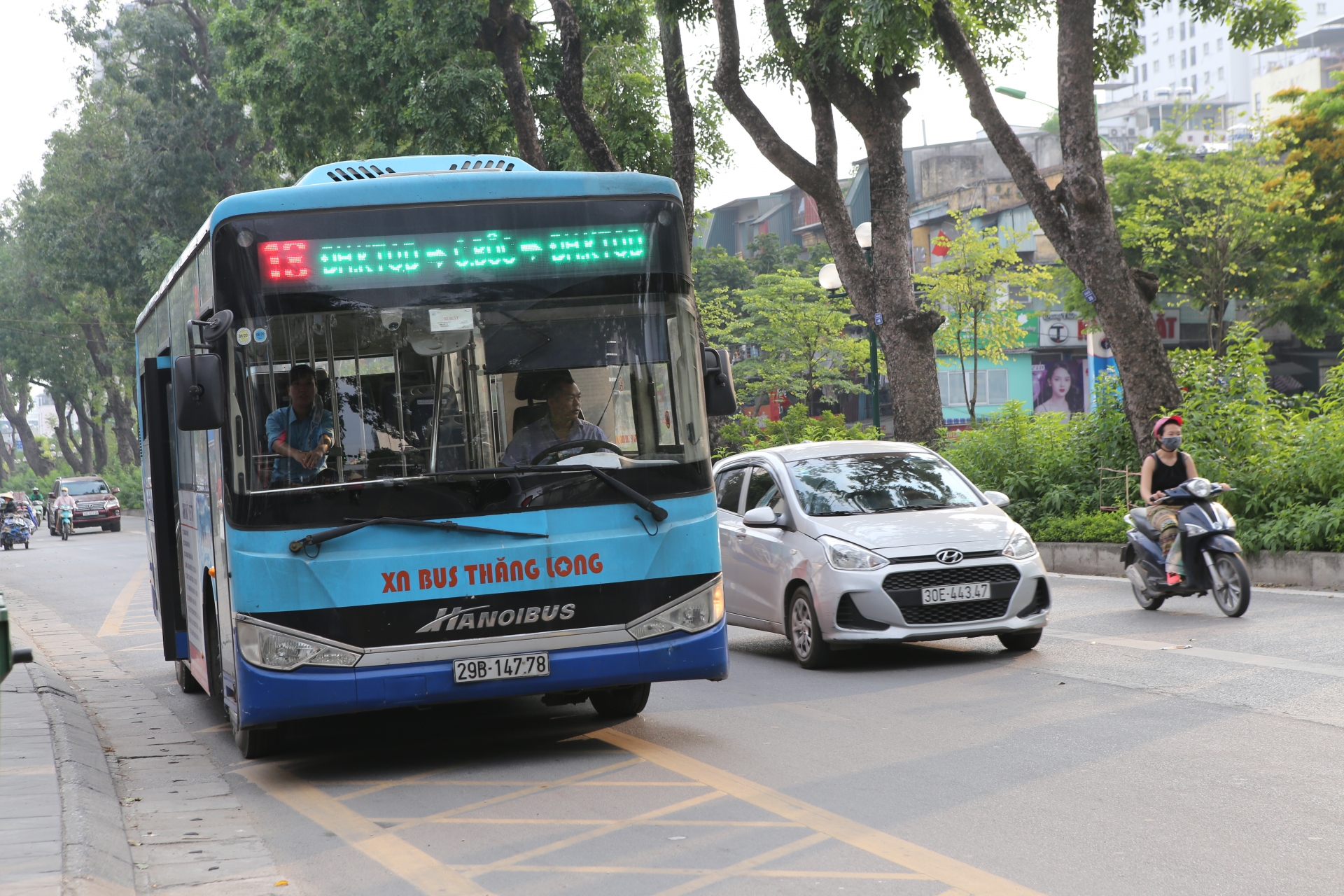 ngay dau tien xe buyt ha noi tro lai hoat dong 100 tuyen vang khach