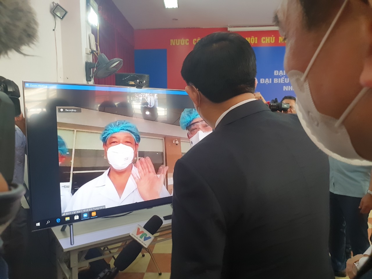 Xúc động hình ảnh CSGT Bắc Giang đứng nghiêm chào đoàn chi viện chống dịch  Covid-19