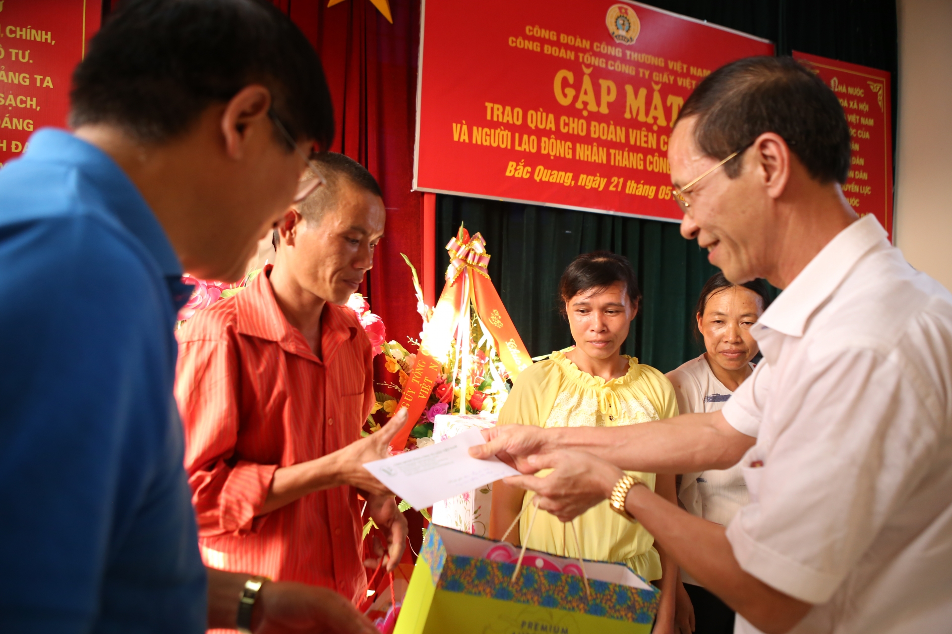 nhung nguoi giu kho tai san ngoai troi chong choi voi mua bao dich benh