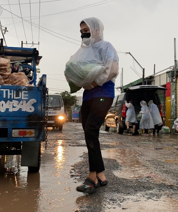 “Đưa quà cứu trợ cho người lao động nghèo mà nước mắt lẫn nước mưa”