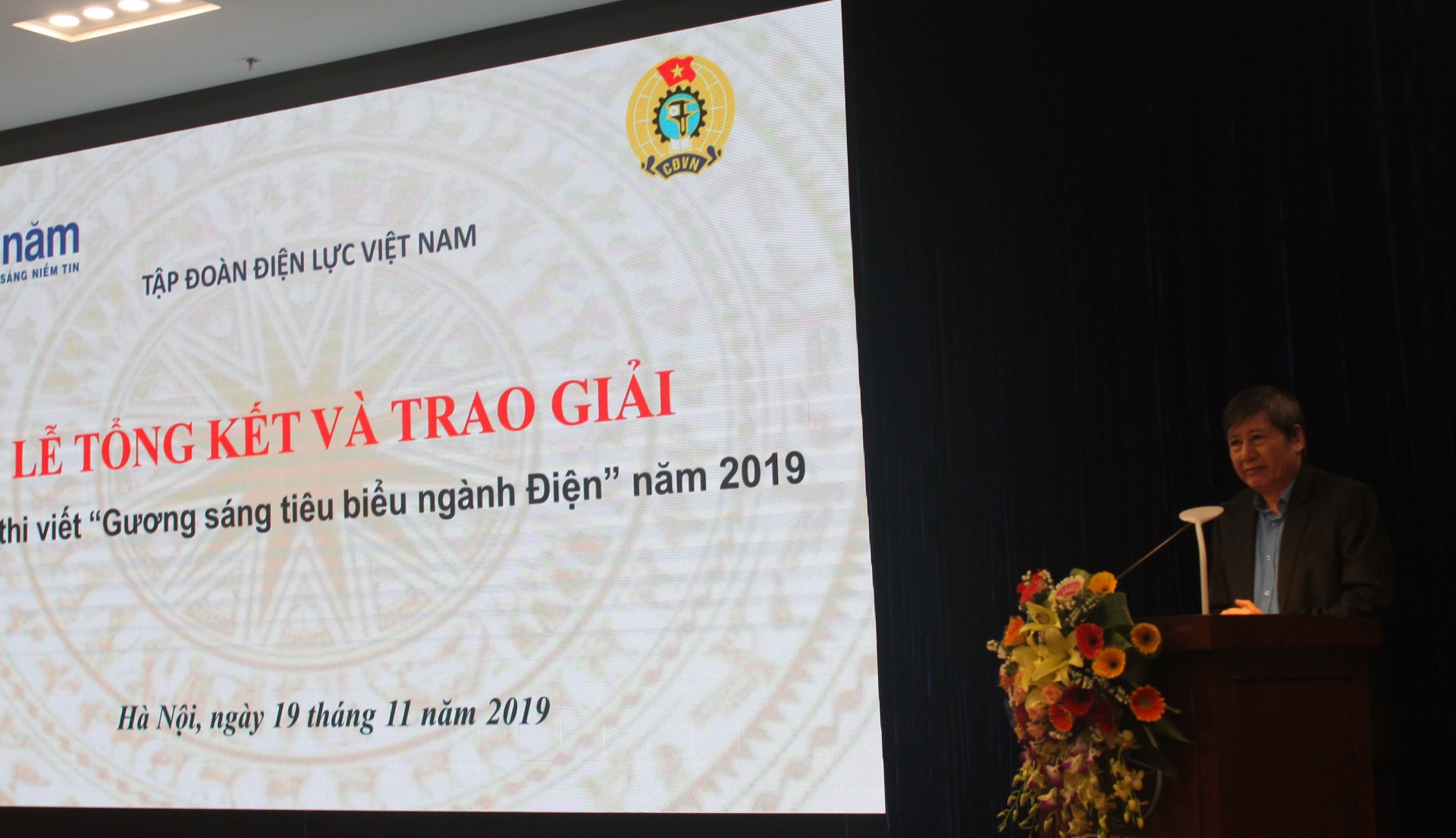 trao giai cuoc thi viet guong sang tieu bieu nganh dien nam 2019