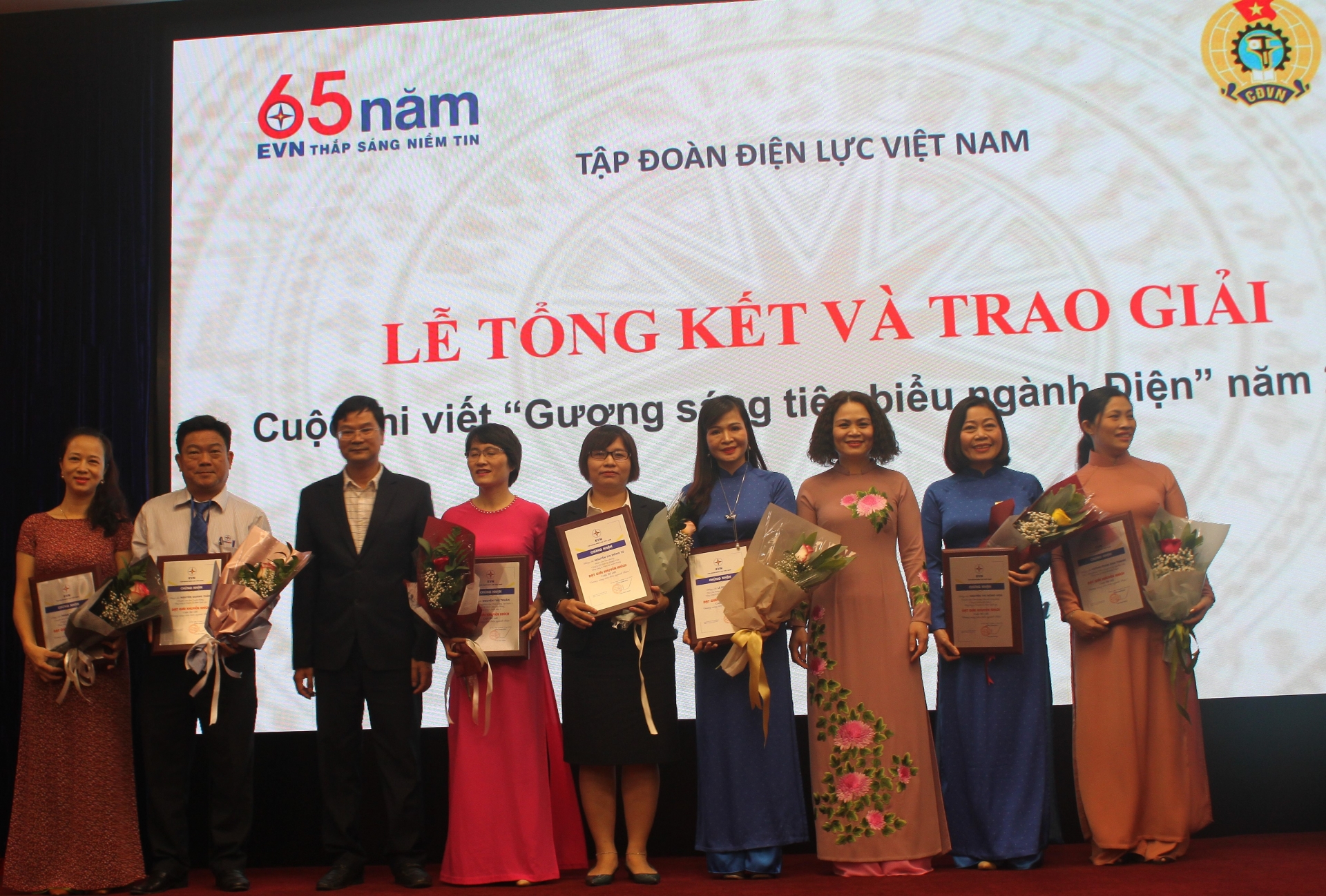 trao giai cuoc thi viet guong sang tieu bieu nganh dien nam 2019