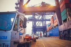 Yêu cầu kiểm soát chặt an toàn container tại cảng biển