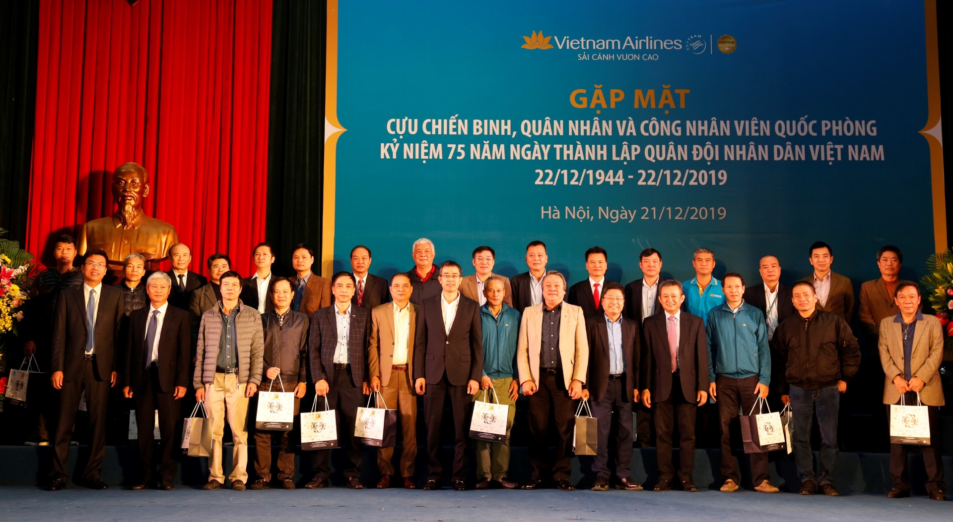 vietnam airlines gap mat cuu chien binh quan nhan va cong nhan vien quoc phong