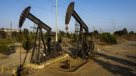 Giá dầu khép lại tuần biến động mạnh với nhiều mốc cao mới
