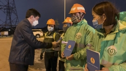 LĐLĐ tỉnh Nghệ An tặng quà cho đoàn viên, người lao động làm việc trong đêm giao thừa
