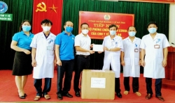 Công đoàn ngành Y tế Nghệ An trao quà cho cán bộ y tế Hà Tĩnh