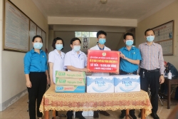 LĐLĐ huyện Nghi Lộc (Nghệ An) trao quà hỗ trợ lực lượng tuyến đầu phòng chống dịch
