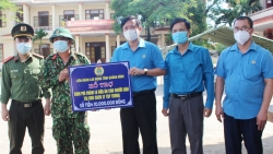 LĐLĐ tỉnh Quảng Bình thăm và trao hỗ trợ các khu cách ly tập trung