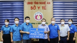 Trao hỗ trợ cho lực lượng y tế Nghệ An chống dịch ở các tỉnh phía Nam