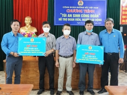 Công đoàn Đường sắt Việt Nam trao túi "An sinh Công đoàn" cho NLĐ khó khăn