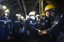 Chùm ảnh: Phó Thủ tướng Lê Văn Thành xuống hầm mỏ, động viên công nhân ngành Than