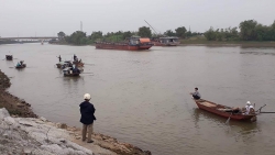 Lật thuyền đánh cá trên sông Trà Lý, 2 người tử vong