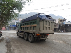 Người dân bức xúc vì xe tải ngày đêm "phá nát" đường dân sinh ở Hòa Bình