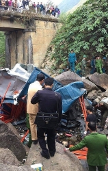 Xe tải lao xuống suối ở Lai Châu, 3 ngưởi tử vong trên cabin