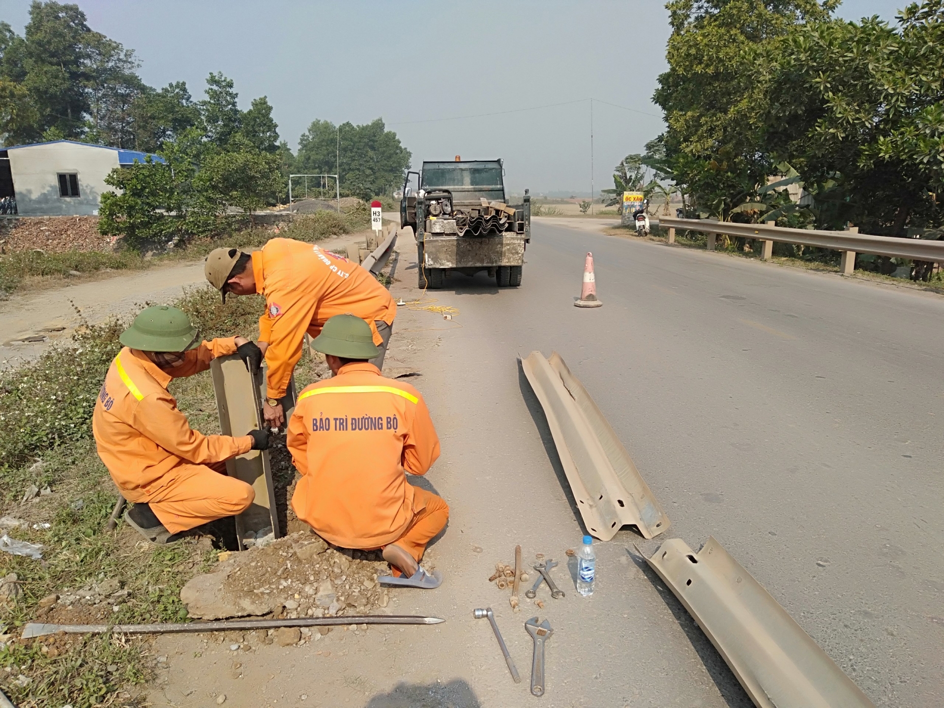 nhung nguoi cong nhan tham lang dam bao giao thong duoc thong suot