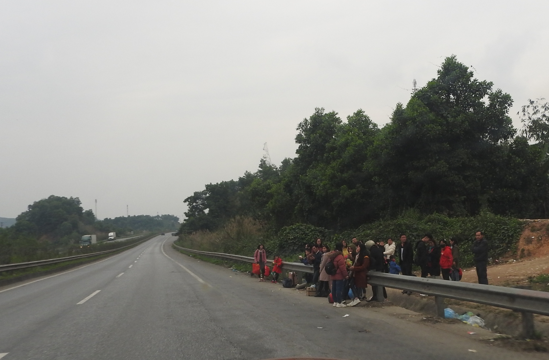 mat atgt tu viec dung do don tra khach tren cao toc ha noi lao cai