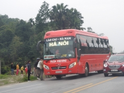 Mất ATGT từ việc dừng đỗ, đón trả khách trên cao tốc Hà Nội - Lào Cai